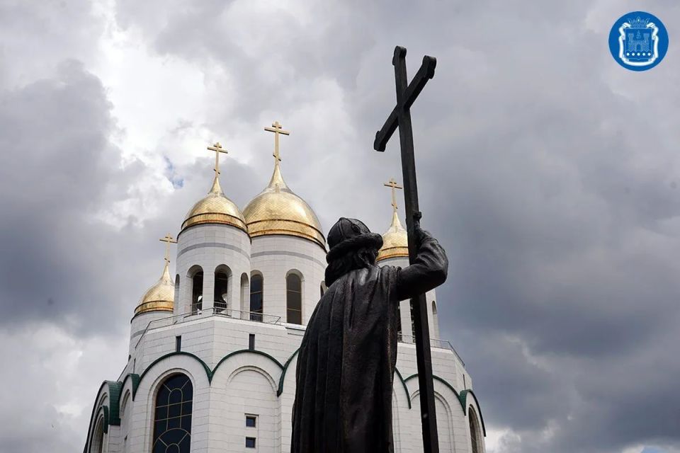 Патриарх Кирилл освятил памятник святому князю Владимиру, установленный на Соборной площади областного центра Патриарх Кирилл освятил памятник святому князю Владимиру, установленный на Соборной площади областного центра