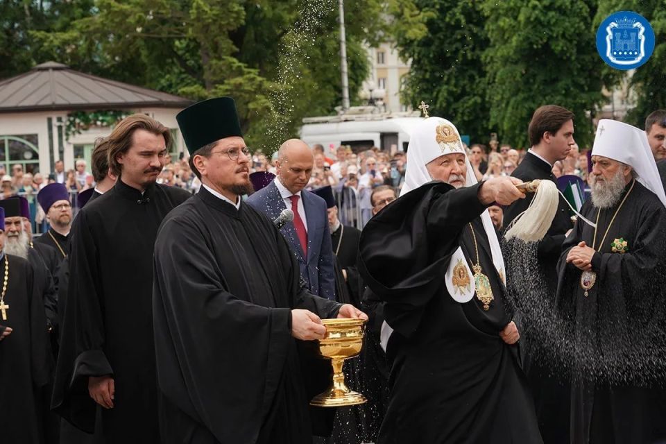 Патриарх Кирилл освятил памятник святому князю Владимиру, установленный на Соборной площади областного центра Патриарх Кирилл освятил памятник святому князю Владимиру, установленный на Соборной площади областного центра