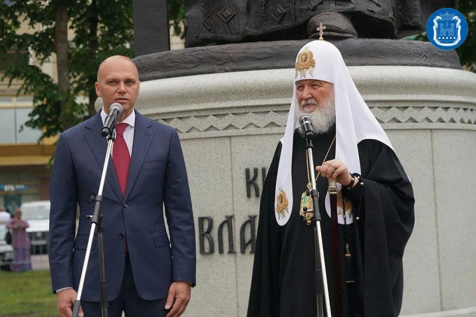 Патриарх Кирилл освятил памятник святому князю Владимиру, установленный на Соборной площади областного центра Патриарх Кирилл освятил памятник святому князю Владимиру, установленный на Соборной площади областного центра