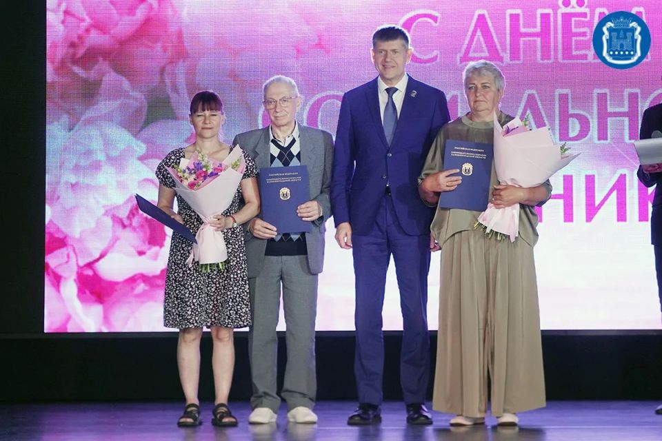 Алексей Беспрозванных поздравил работников и ветеранов социальной защиты населения с профессиональным праздником Алексей Беспрозванных поздравил работников и ветеранов социальной защиты населения с профессиональным праздником