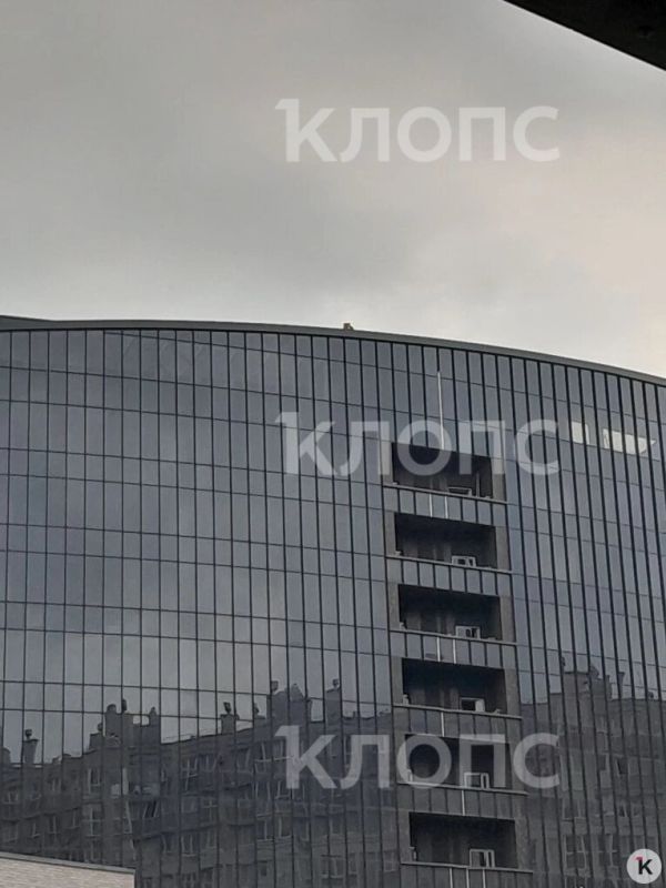 В Калининграде подростки устроили опасные прогулки по крыше высотки с чёрными фасадами В Калининграде подростки устроили опасные прогулки по крыше высотки с чёрными фасадами