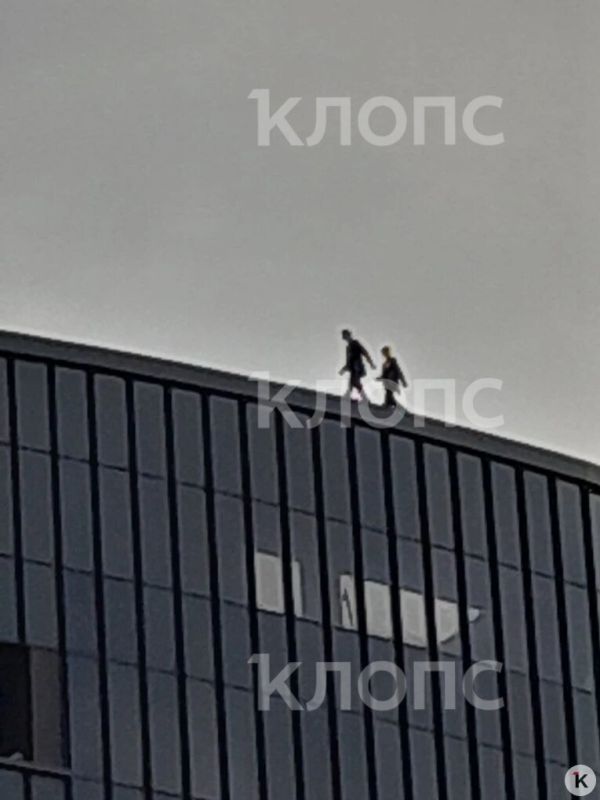 В Калининграде подростки устроили опасные прогулки по крыше высотки с чёрными фасадами В Калининграде подростки устроили опасные прогулки по крыше высотки с чёрными фасадами