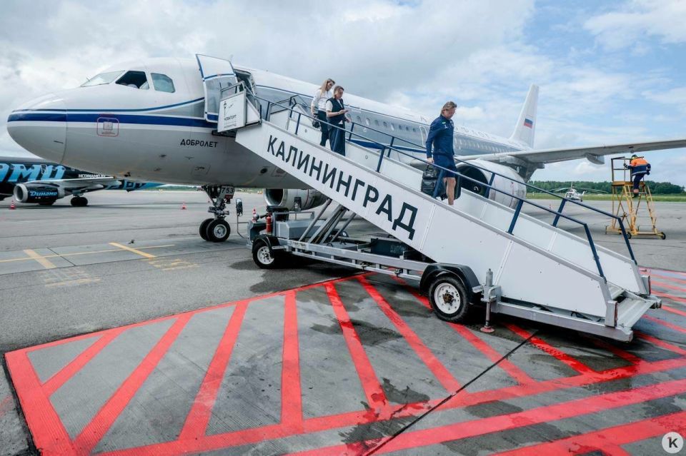 С караваем и песней: сборную России по футболу тепло встретили в Калининграде С караваем и песней: сборную России по футболу тепло встретили в Калининграде