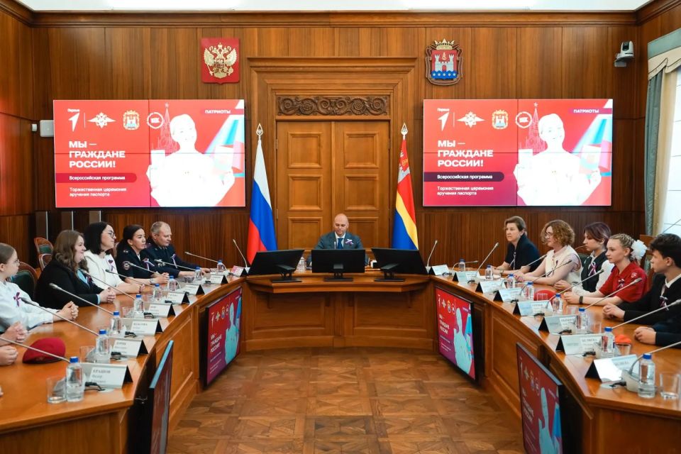 Сегодня в преддверии Дня России в рамках всероссийской программы «Мы — граждане России!» прошло торжественное вручение паспортов активистам региона! Сегодня в преддверии Дня России в рамках всероссийской программы «Мы — граждане России!» прошло торжественное вручение паспортов активистам региона!