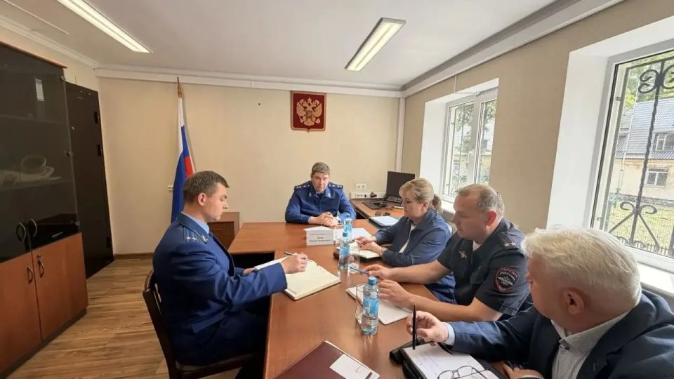 Прокурор Калининградской области Максим Попов посетил с рабочим визитом АО «33 судоремонтный завод», а также провел прием граждан в Балтийске Прокурор Калининградской области Максим Попов посетил с рабочим визитом АО «33 судоремонтный завод», а также провел прием граждан в Балтийске