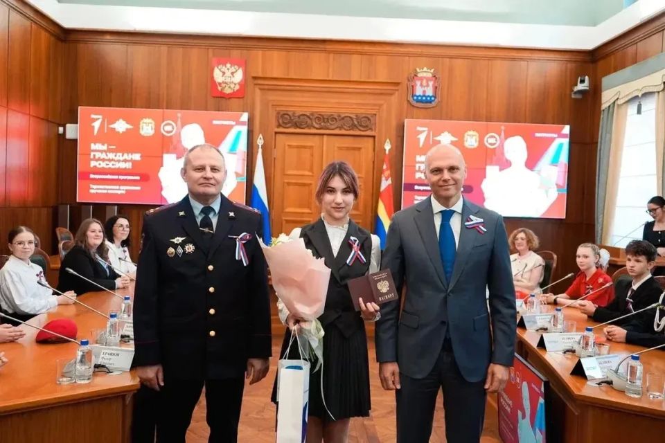 В Калининградской области прошла торжественная церемония вручения паспортов юным гражданам России В Калининградской области прошла торжественная церемония вручения паспортов юным гражданам России