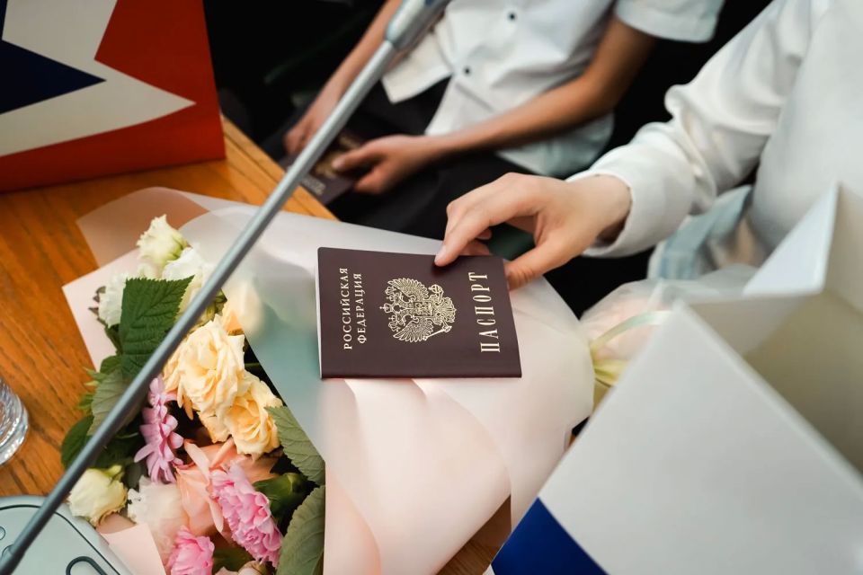 Сегодня в преддверии Дня России в рамках всероссийской программы «Мы — граждане России!» прошло торжественное вручение паспортов активистам региона! Сегодня в преддверии Дня России в рамках всероссийской программы «Мы — граждане России!» прошло торжественное вручение паспортов активистам региона!