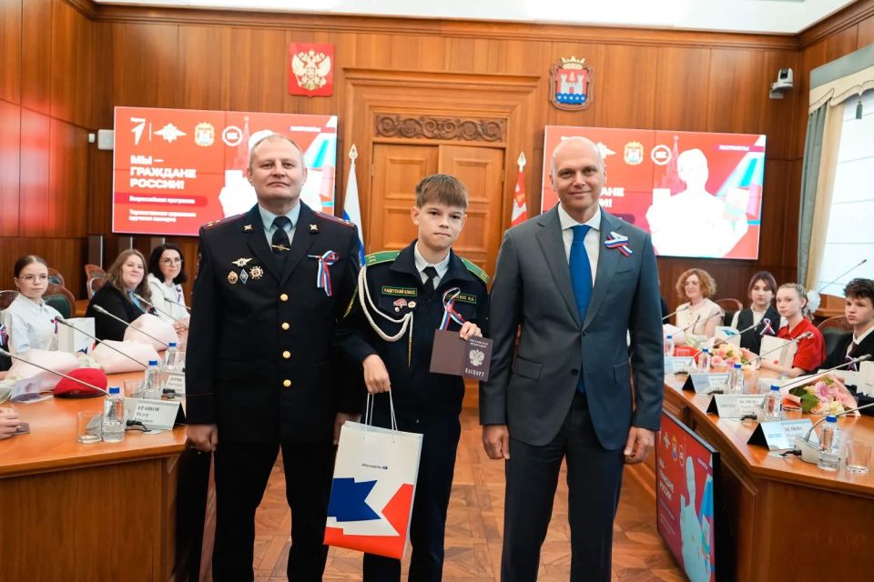 Сегодня в преддверии Дня России в рамках всероссийской программы «Мы — граждане России!» прошло торжественное вручение паспортов активистам региона! Сегодня в преддверии Дня России в рамках всероссийской программы «Мы — граждане России!» прошло торжественное вручение паспортов активистам региона!
