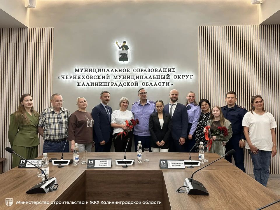 В Черняховске вручили ключи от новых квартир жителям аварийного дома на улице Тельмана, 17. Новое жильё получили шесть семей
