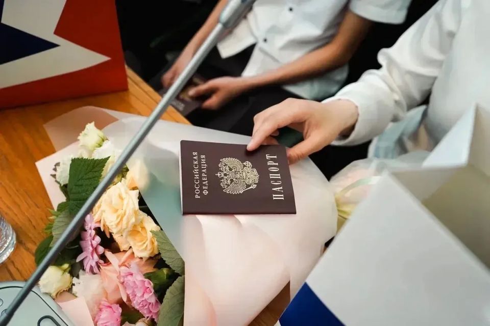 В Калининградской области прошла торжественная церемония вручения паспортов юным гражданам России В Калининградской области прошла торжественная церемония вручения паспортов юным гражданам России