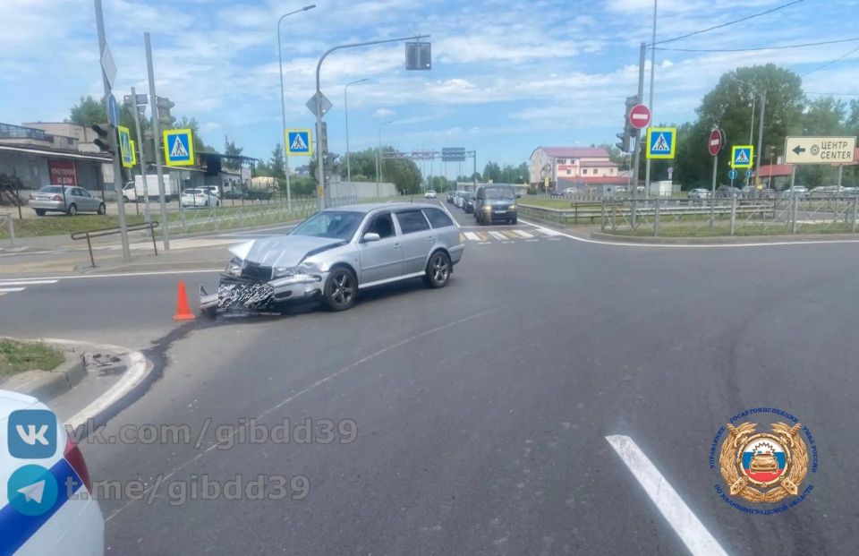 По предварительным данным, сегодня 09.06.2026 в 07:08 в г. Калининграде на Московском пр-те вблизи д. 185 произошло столкновение транспортных средств