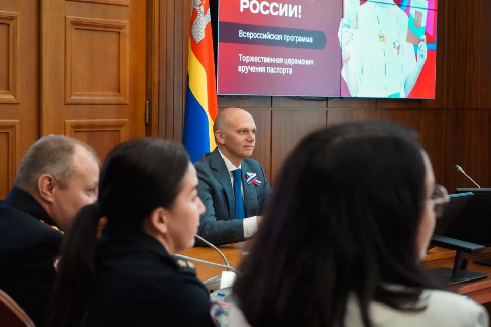 Сегодня в преддверии Дня России в рамках всероссийской программы «Мы — граждане России!» прошло торжественное вручение паспортов активистам региона! Сегодня в преддверии Дня России в рамках всероссийской программы «Мы — граждане России!» прошло торжественное вручение паспортов активистам региона!