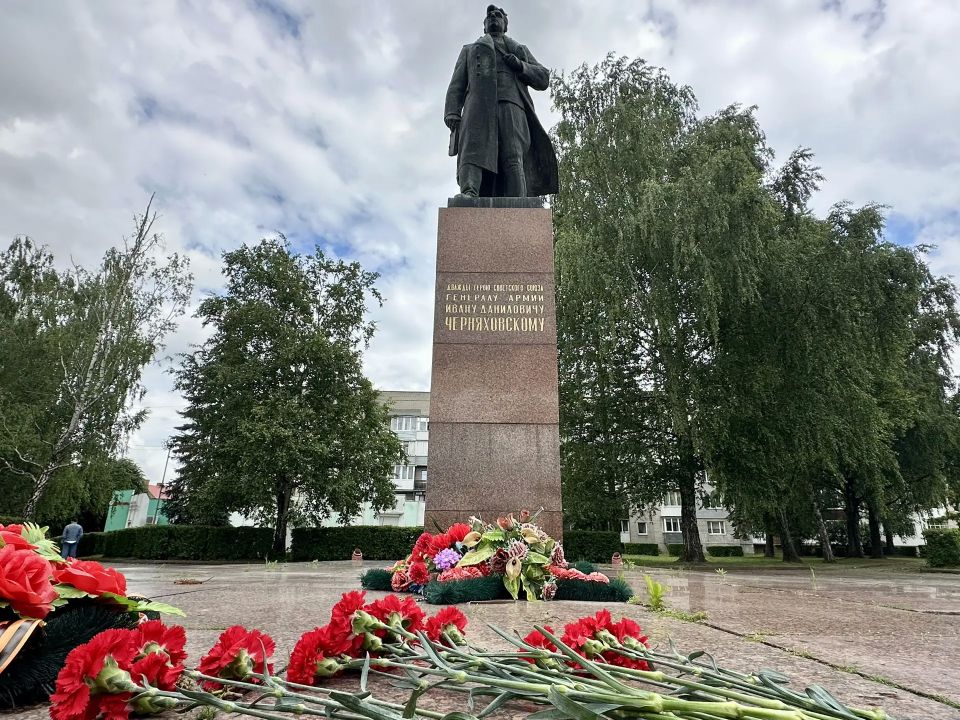 Руководитель регионального СКР почтил память полководца Ивана Черняховского в городе, носящем его имя Руководитель регионального СКР почтил память полководца Ивана Черняховского в городе, носящем его имя