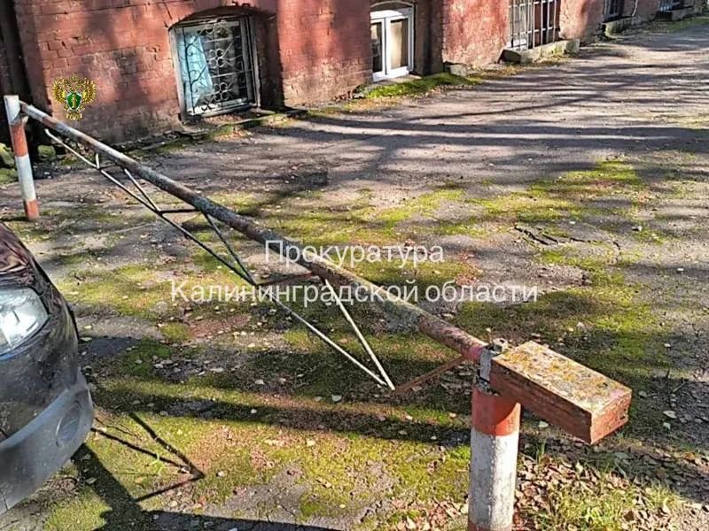 У больницы Советска на 8-летнюю упал стальной шлагбаум