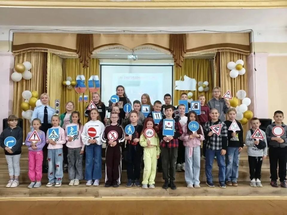 В Большаковской СОШ сотрудники Госавтоинспекции провели урок безопасности для школьников