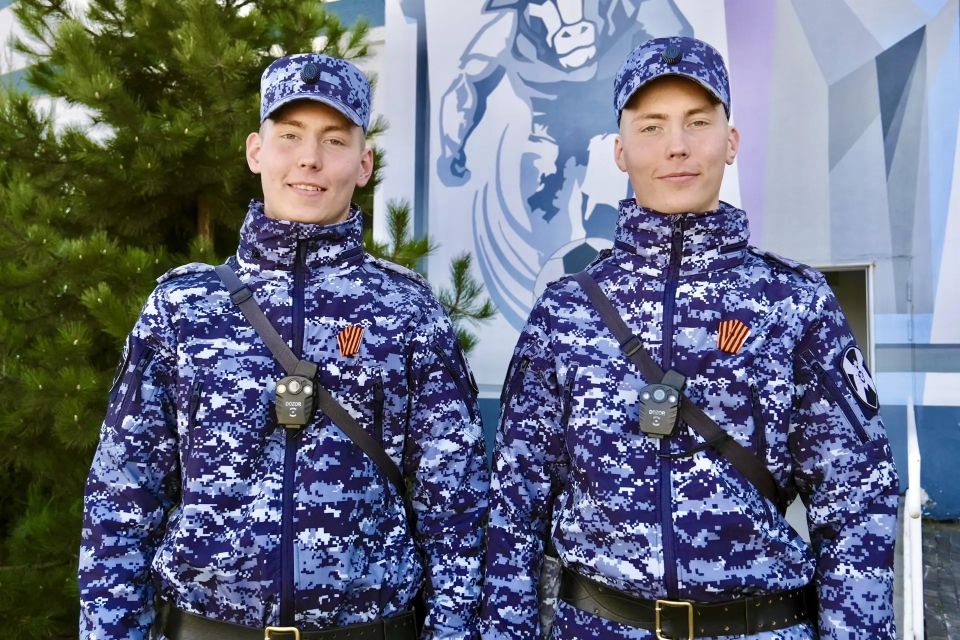 Братья-близнецы ефрейторы Егор и Иван Михайловы всегда на страже в калининградском специальном моторизованном полку Северо-Западного округа Росгвардии Братья-близнецы ефрейторы Егор и Иван Михайловы всегда на страже в калининградском специальном моторизованном полку Северо-Западного округа Росгвардии