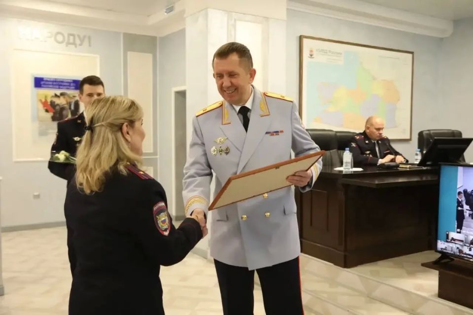 В преддверии Дня России генерал-майор полиции Вадим Ятайкин наградил особо отличившихся сотрудников и ветеранов органов внутренних дел В преддверии Дня России генерал-майор полиции Вадим Ятайкин наградил особо отличившихся сотрудников и ветеранов органов внутренних дел