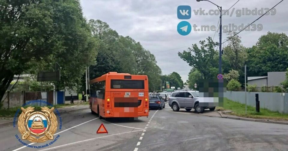 Внедорожник не уступил дорогу автобусу: подробности ДТП на повороте на Прегольский