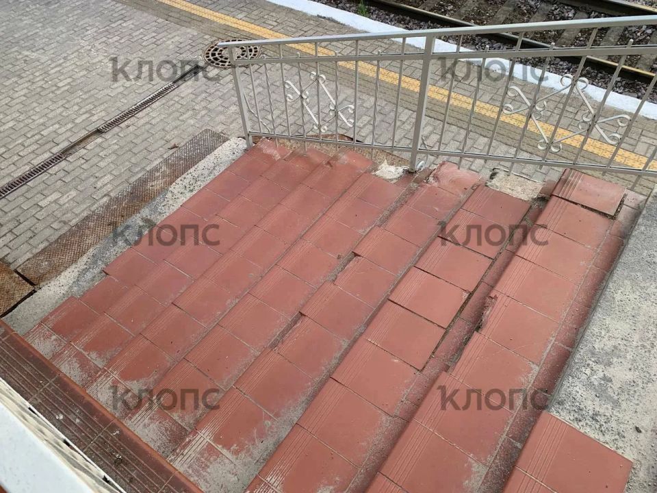 «Надо ждать, пока кто-то шею свернёт?»: калининградцы пожаловались на разбитую лестницу на Северном вокзале «Надо ждать, пока кто-то шею свернёт?»: калининградцы пожаловались на разбитую лестницу на Северном вокзале