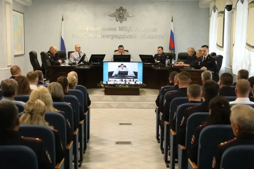 В преддверии Дня России генерал-майор полиции Вадим Ятайкин наградил особо отличившихся сотрудников и ветеранов органов внутренних дел