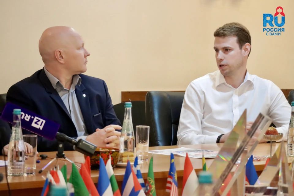 Глава Россотрудничества встретился с переселенцами из недружественных стран накануне Дня России Глава Россотрудничества встретился с переселенцами из недружественных стран накануне Дня России