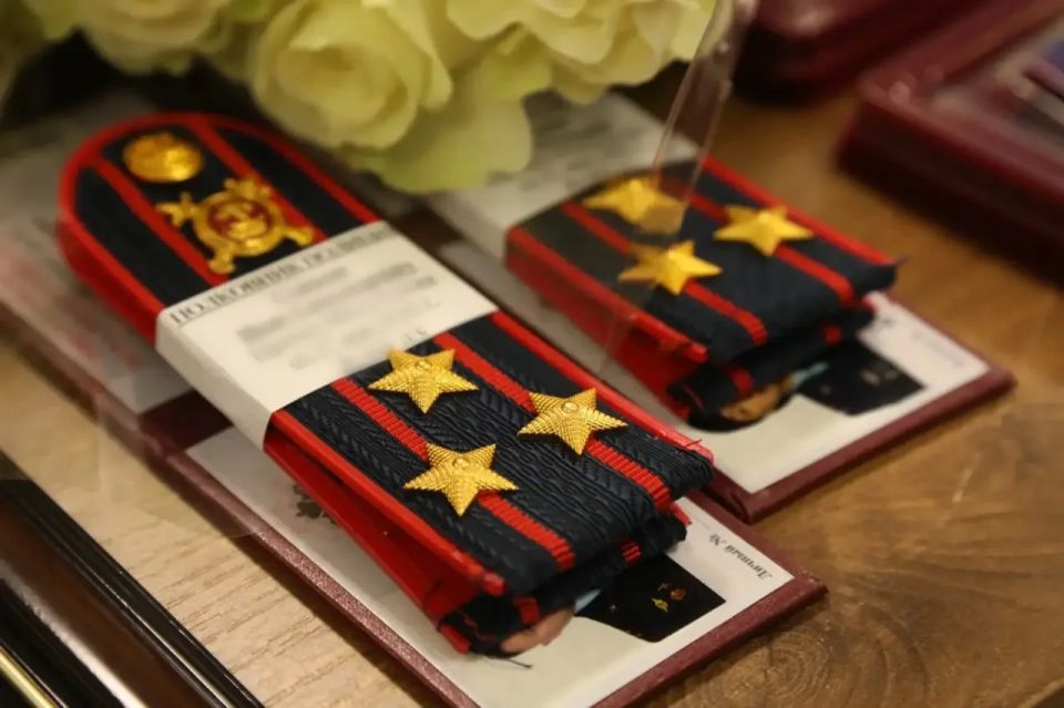 В преддверии Дня России генерал-майор полиции Вадим Ятайкин наградил особо отличившихся сотрудников и ветеранов органов внутренних дел В преддверии Дня России генерал-майор полиции Вадим Ятайкин наградил особо отличившихся сотрудников и ветеранов органов внутренних дел