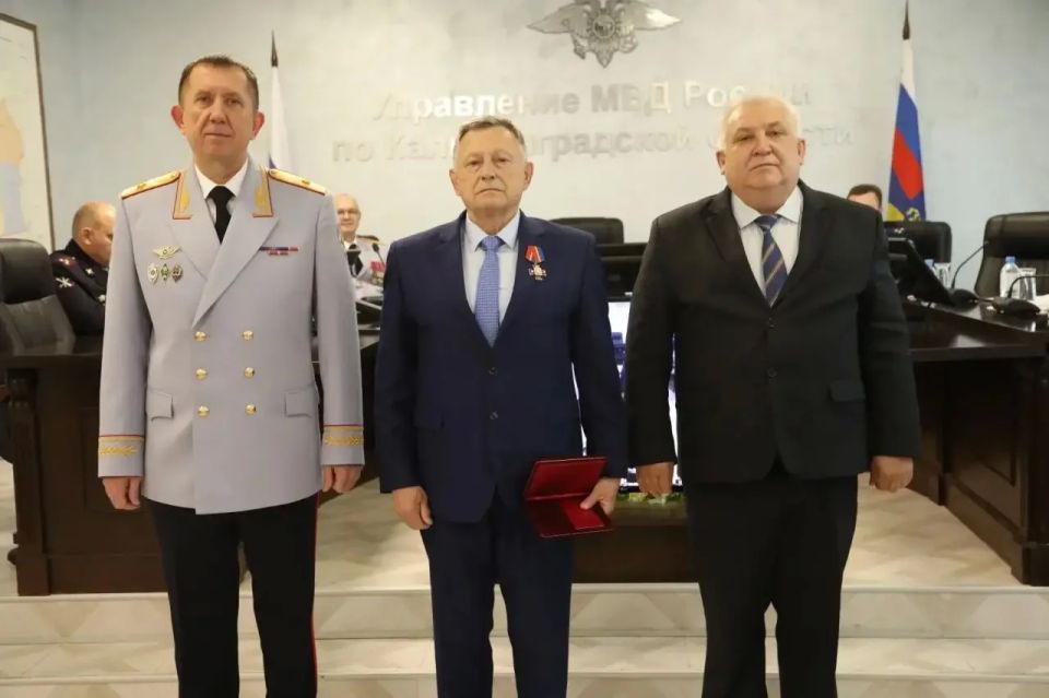 В преддверии Дня России генерал-майор полиции Вадим Ятайкин наградил особо отличившихся сотрудников и ветеранов органов внутренних дел В преддверии Дня России генерал-майор полиции Вадим Ятайкин наградил особо отличившихся сотрудников и ветеранов органов внутренних дел