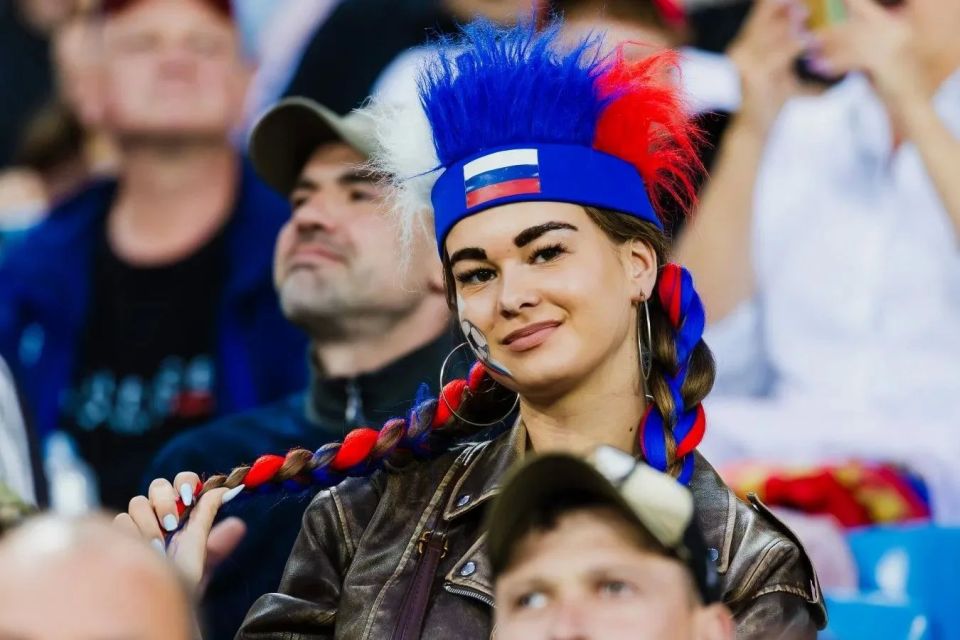 Сегодня четверг и дождливо — прямо как во время матча сборной России на Ростех Арене во вторник! Сегодня четверг и дождливо — прямо как во время матча сборной России на Ростех Арене во вторник!