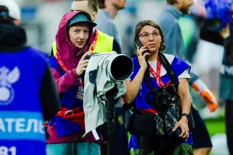 Сегодня четверг и дождливо — прямо как во время матча сборной России на Ростех Арене во вторник! Сегодня четверг и дождливо — прямо как во время матча сборной России на Ростех Арене во вторник!