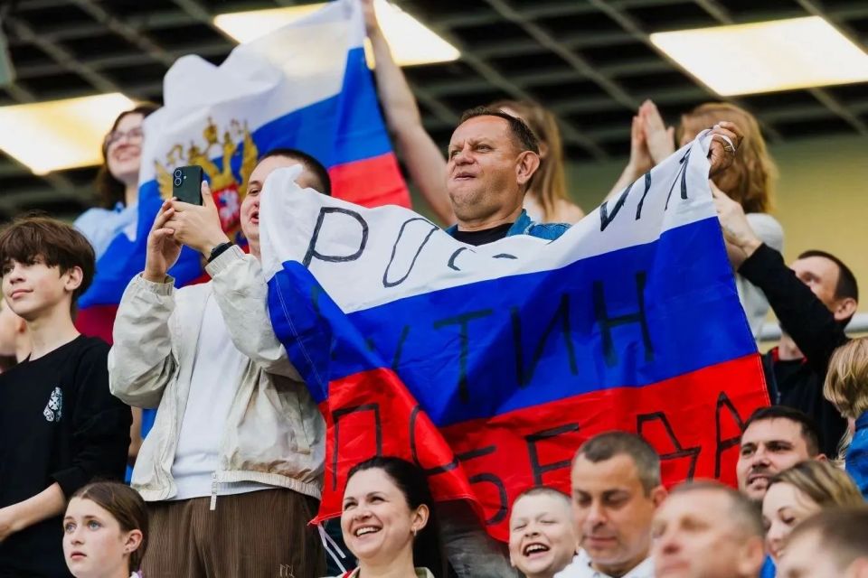 Сегодня четверг и дождливо — прямо как во время матча сборной России на Ростех Арене во вторник! Сегодня четверг и дождливо — прямо как во время матча сборной России на Ростех Арене во вторник!