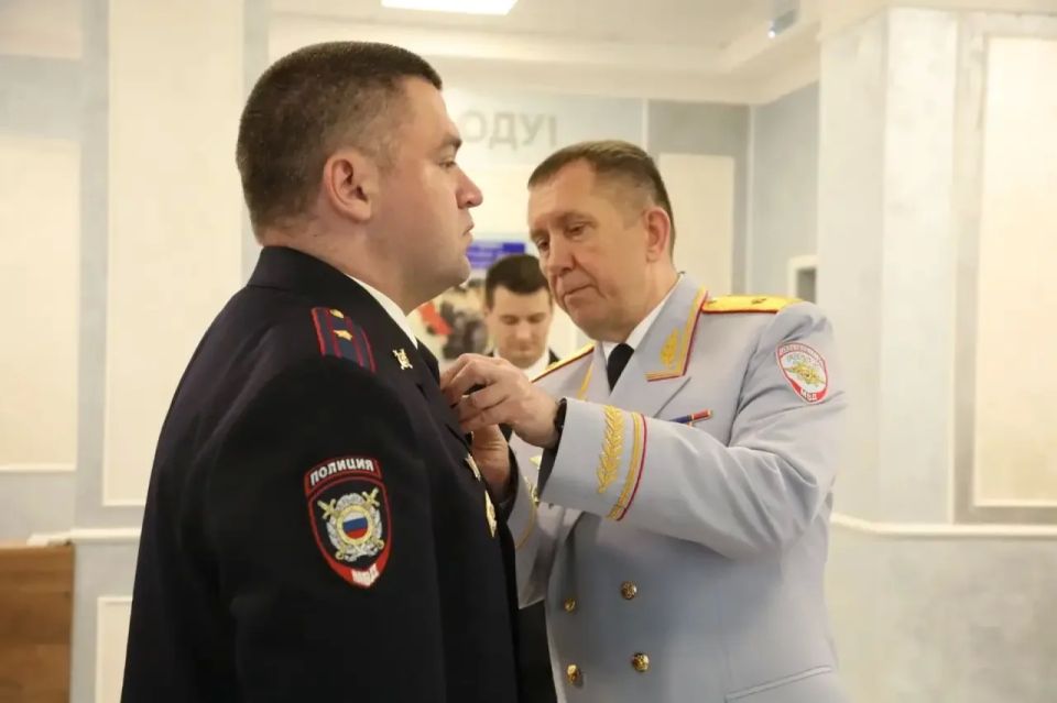 В преддверии Дня России генерал-майор полиции Вадим Ятайкин наградил особо отличившихся сотрудников и ветеранов органов внутренних дел В преддверии Дня России генерал-майор полиции Вадим Ятайкин наградил особо отличившихся сотрудников и ветеранов органов внутренних дел
