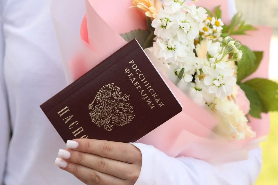 В День России сотрудники УМВД России по Калининградской области вручили паспорта юным жителям региона В День России сотрудники УМВД России по Калининградской области вручили паспорта юным жителям региона