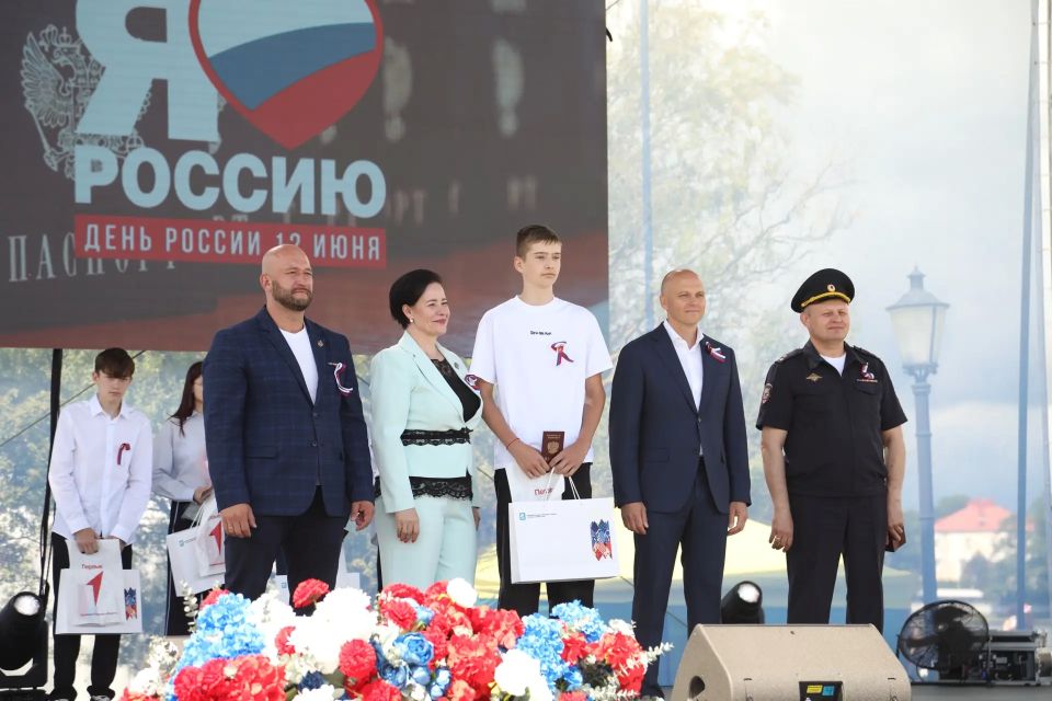 В День России сотрудники УМВД России по Калининградской области вручили паспорта юным жителям региона В День России сотрудники УМВД России по Калининградской области вручили паспорта юным жителям региона