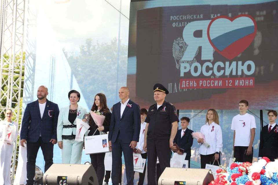 В День России сотрудники УМВД России по Калининградской области вручили паспорта юным жителям региона В День России сотрудники УМВД России по Калининградской области вручили паспорта юным жителям региона
