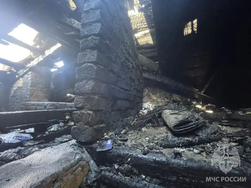Сотрудники МЧС России потушили пожар в Калининграде Сотрудники МЧС России потушили пожар в Калининграде