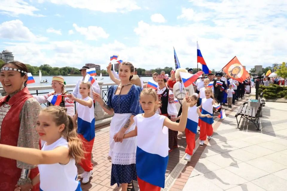 Елена Дятлова: Дорогие калининградцы! Поздравляю вас с Днём России! Елена Дятлова: Дорогие калининградцы! Поздравляю вас с Днём России!