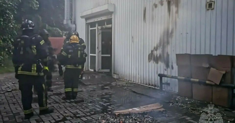 На Дадаева ночью тушили пожар в магазине мототехники