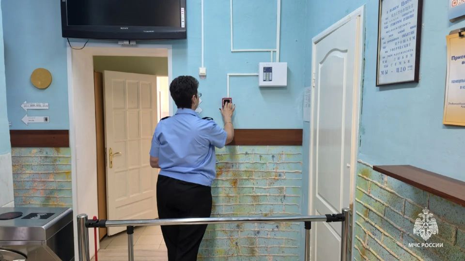 Детей научили правильно покидать здание при пожаре Детей научили правильно покидать здание при пожаре