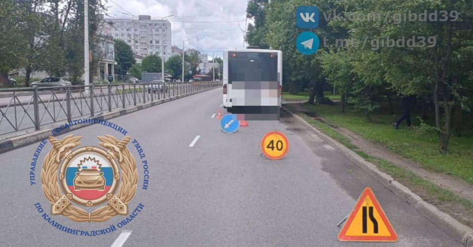 В Калининграде 70-летняя женщина упала и получила травмы в салоне автобуса
