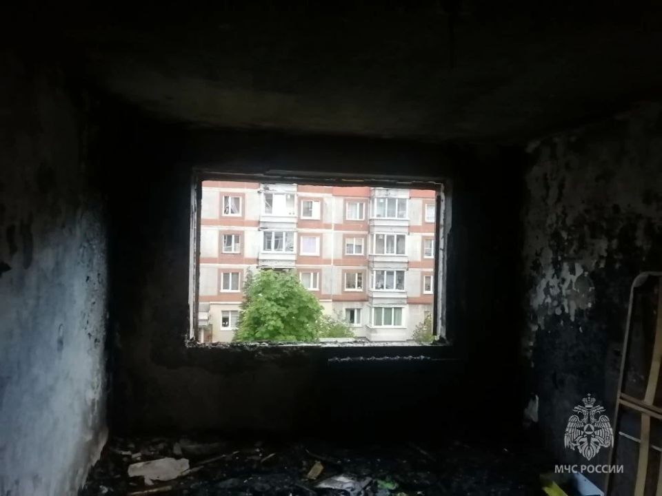 Сотрудники МЧС России потушили пожар в Калининграде Сотрудники МЧС России потушили пожар в Калининграде