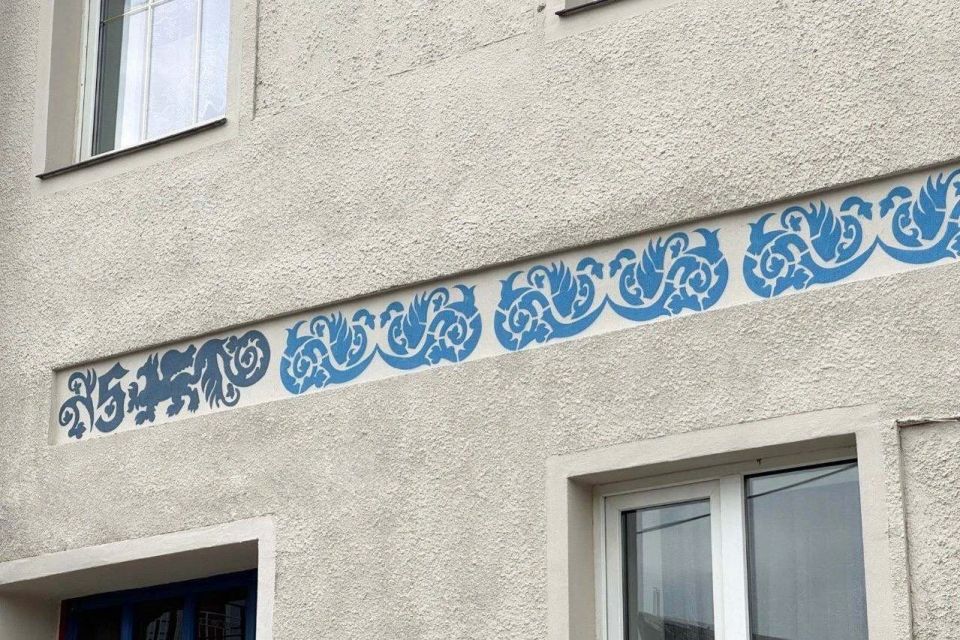 Фасад дома в центре Правдинска украсили узорами с историческими мотивами Фасад дома в центре Правдинска украсили узорами с историческими мотивами