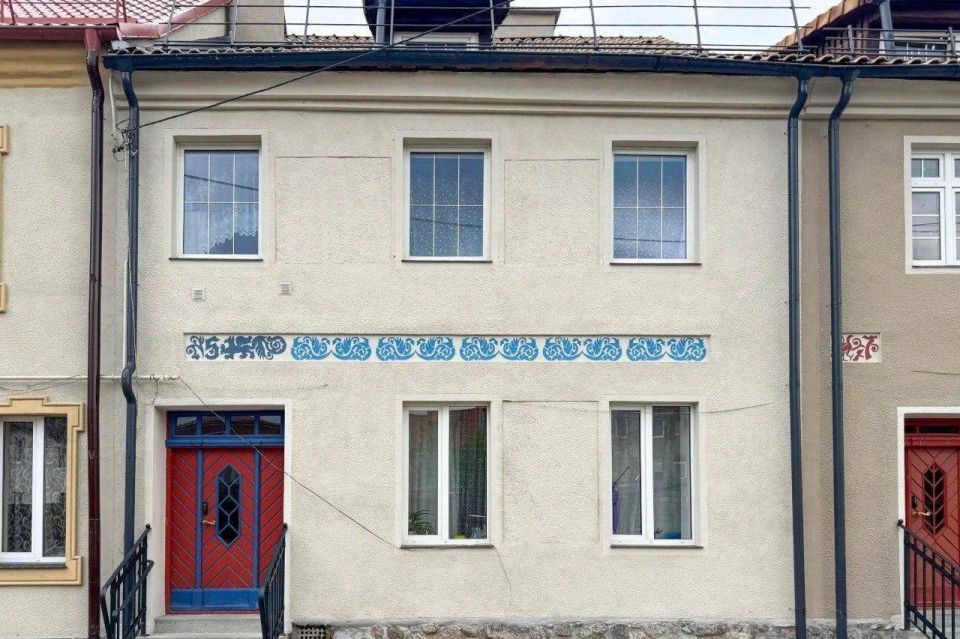 Фасад дома в центре Правдинска украсили узорами с историческими мотивами