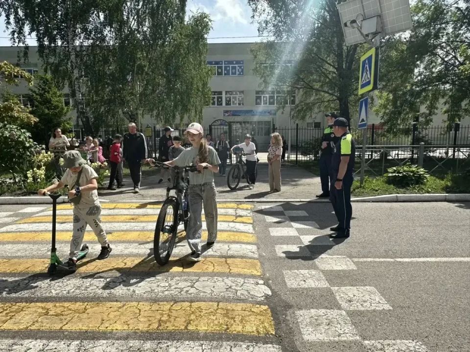 В рамках специального профилактического мероприятия «Детская безопасность» сотрудники отделения Госавтоинспекции МО МВД России «Светлогорский» провели практический урок с воспитанниками пришкольного лагеря средней школы п....