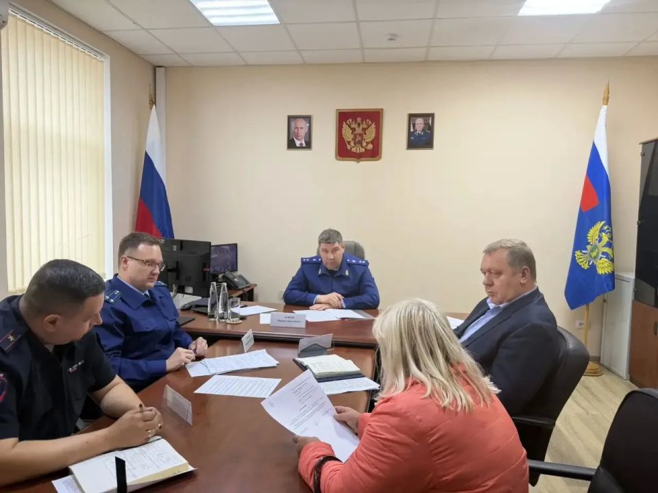 Прокурор Калининградской области Максим Попов провел прием граждан в Немане и посетил с рабочим визитом гигафабрику по производству литий-ионных батарей Прокурор Калининградской области Максим Попов провел прием граждан в Немане и посетил с рабочим визитом гигафабрику по производству литий-ионных батарей
