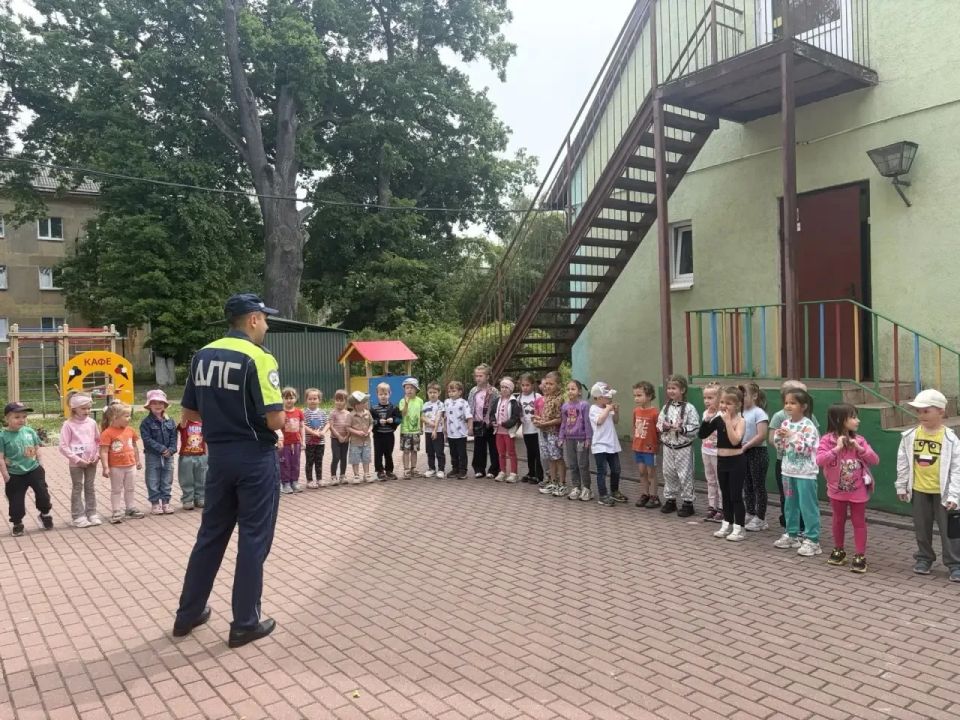 В рамках специального профилактического мероприятия «Детская безопасность» в МБДОУ «Нивенский детский сад» п. Южный сотрудники отделения Госавтоинспекции МО МВД России «Багратионовский» провели мероприятие по безопасности... В рамках специального профилактического мероприятия «Детская безопасность» в МБДОУ «Нивенский детский сад» п. Южный сотрудники отделения Госавтоинспекции МО МВД России «Багратионовский» провели мероприятие по безопасности...