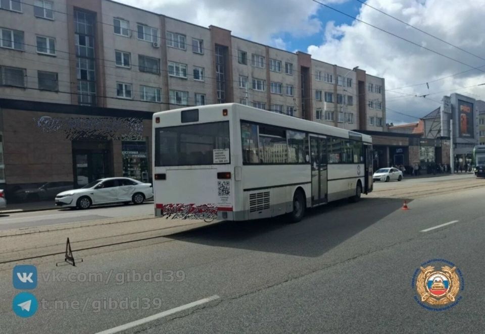 В аварии на Черняховского, из-за которой встали трамваи, пострадала пассажирка легковушки