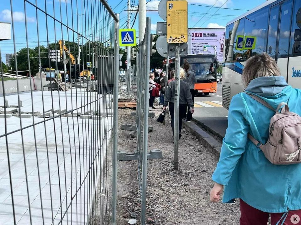 В Калининграде пешеходов вынудили выбирать между экстримом на проезжей части и ковшом над головой В Калининграде пешеходов вынудили выбирать между экстримом на проезжей части и ковшом над головой