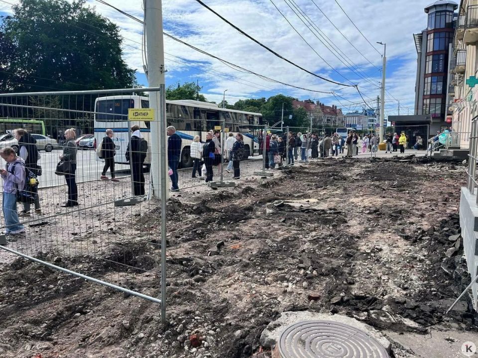 В Калининграде пешеходов вынудили выбирать между экстримом на проезжей части и ковшом над головой В Калининграде пешеходов вынудили выбирать между экстримом на проезжей части и ковшом над головой