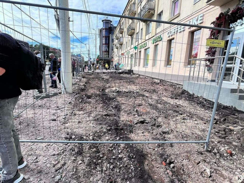 В Калининграде пешеходов вынудили выбирать между экстримом на проезжей части и ковшом над головой В Калининграде пешеходов вынудили выбирать между экстримом на проезжей части и ковшом над головой