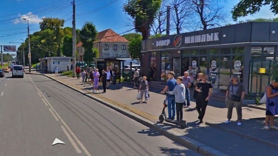 На проспекте Калинина двое подростков на самокате сбили с ног женщину